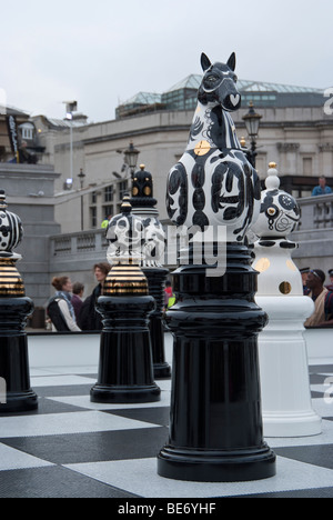 Jeu d'échecs et du conseil d'administration conçu par Jaime hayon pour le London Design Festival 2009. En usage à Trafalgar Square, Londres. Banque D'Images