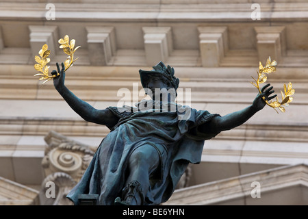 Statue à l'entrée arrière du bâtiment du Reichstag à Berlin, Germany, Europe Banque D'Images