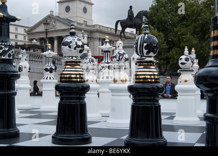 Jeu d'échecs et du conseil d'administration conçu par Jaime hayon pour le London Design Festival 2009. En usage à Trafalgar Square, Londres. Banque D'Images