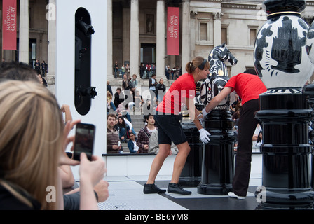 Jeu d'échecs et du conseil d'administration conçu par Jaime hayon pour le London Design Festival 2009. En usage à Trafalgar Square, Londres. Banque D'Images