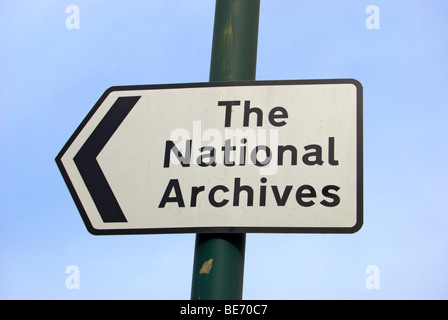 Gauche signe pour les archives nationales de Kew, au sud-ouest de Londres, Angleterre Banque D'Images