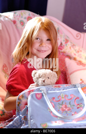 Petite fille jouant avec son ours en peluche Banque D'Images