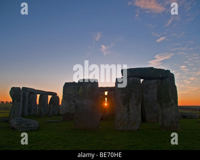 Stonehenge au lever du soleil. Banque D'Images