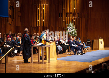 Octroi de diplôme honorifique de docteur de l'Université ouverte à M. Frank Gardner OBE au Barbican Centre London 18 septembre 2009 Banque D'Images