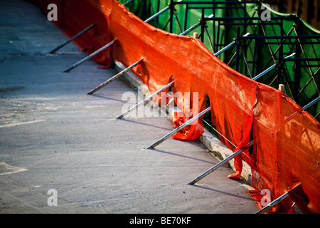 Net de sécurité de construction sur le toit du nouveau bâtiment Banque D'Images