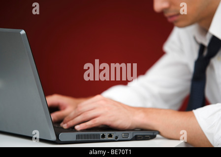 Man using laptop computer Banque D'Images