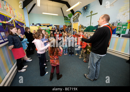 Les enfants chantent EN GROUPE À UNE ÉCOLE DU DIMANCHE UK Banque D'Images