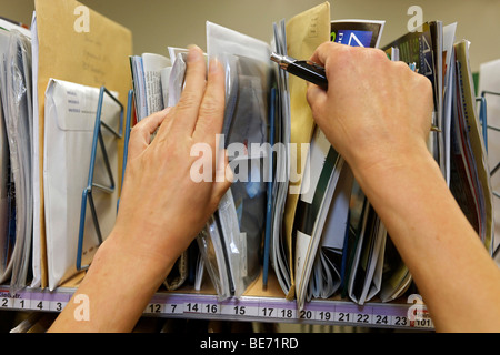 Mail carrier Annerose Schulze trie son courrier dans le centre de tri postal de la Deutsche Post AG German Mail dans Degerloch Banque D'Images