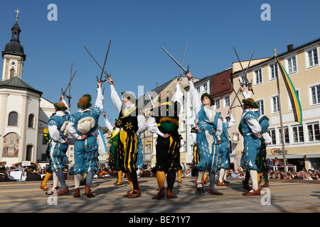 Danse de l'épée, Georgiritt historique, George's Ride, le lundi de Pâques procession, place de la ville avec l'église paroissiale de Traunstein, Chiemg Banque D'Images