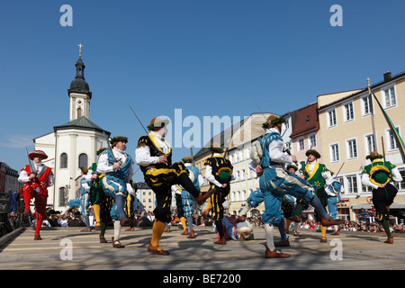 Danse de l'épée, Georgiritt historique, George's Ride, le lundi de Pâques procession, place de la ville avec l'église paroissiale de Traunstein, Chiemg Banque D'Images