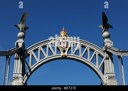 Art nouveau pylône du pont entre Salzach Laufen et Oberndorf, armoiries de l'Autriche, Salzbourg, frontière Autriche-allemagne Banque D'Images