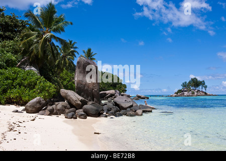 Plage avec les rochers de granit typique des Seychelles à Anse Royale, l'île de Mahé, Seychelles, océan Indien, Afrique Banque D'Images