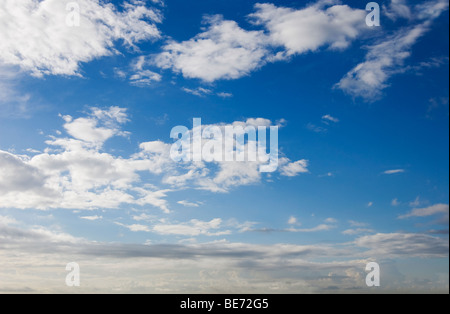 Ciel bleu avec des nuages moelleux Banque D'Images