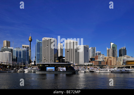 Avis de Darling Harbour à Sydney Tower ou Centrepoint Tower et les toits du quartier central des affaires de Sydney, N Banque D'Images