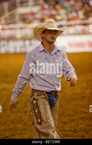 Rodeo Cowboy en compétition dans le championnat du mesquite Rodeo, Texas, États-Unis Banque D'Images