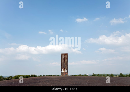 Plaque pour la Ruhr, une sculpture de Richard Serra, Schurenbach terril, Altenessen, Essen, Rhénanie du Nord-Westphalie, Allemagne, Eur Banque D'Images