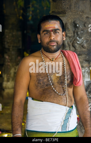 Prêtre hindou Sri à Jalagandeeswarar à l'intérieur du temple en Inde Vellore Fort de Vellore Banque D'Images