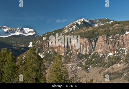 Californie San Juan Skyway près de col Tête Lézard vue de montagnes de San Juan de la neige printanière Banque D'Images