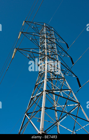 La tour de transmission de puissance haute tension sur de longues distances. Banque D'Images