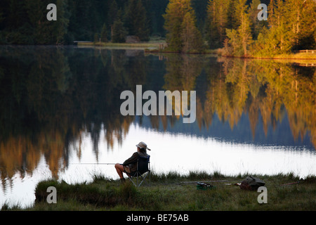 L'homme la pêche dans le lac Prebersee, matin, Lungau, état de Salzbourg, Salzbourg, Autriche, Europe Banque D'Images