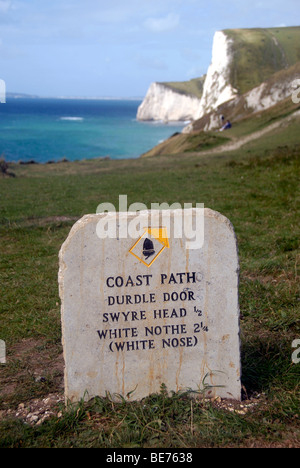 Chemin côtier du sud-ouest de marqueur en pierre près de Durdle Door sur la côte jurassique, Dorset, UK Banque D'Images