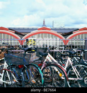 Les vélos garés devant la gare centrale, Kobenhaven H, Hovedbanegarden, Copenhague, Danemark Banque D'Images
