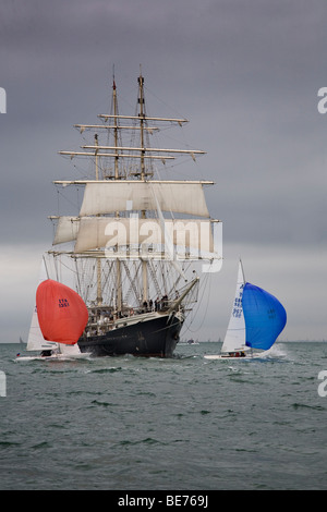 Vieux à nouveau un grand progrès lent rapide petit spinnaker gréé carré grand voilier dériveur avance en développement modernisation Banque D'Images