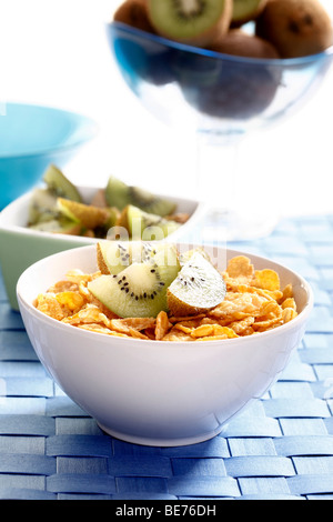 Des Cornflakes avec tranches de kiwi Banque D'Images