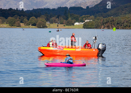 Les embarcations de sécurité sur le lac Windermere dans le Lake District pour le Grand Nord 2009 la nage, 1 km de natation de bienfaisance. Banque D'Images