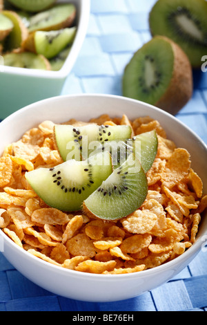 Des Cornflakes avec tranches de kiwi Banque D'Images