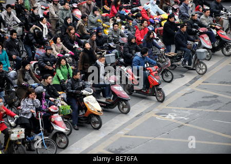 Foule sur les vélos et les motos crossing over à Shanghai, Chine Banque D'Images