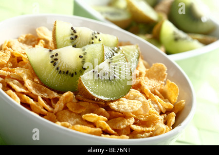 Des Cornflakes avec tranches de kiwi Banque D'Images