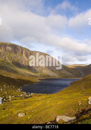 Vallée glaciaire près de Glen Muick, Cairngorms. Le lac est le Dubh Loch. Banque D'Images