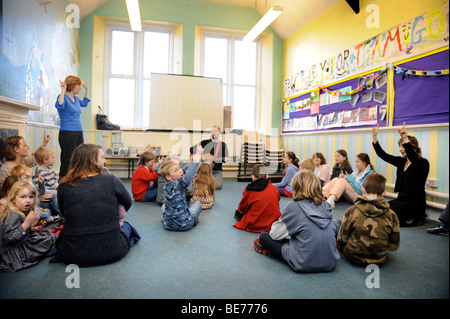Les enfants chantent EN GROUPE À UNE ÉCOLE DU DIMANCHE UK Banque D'Images