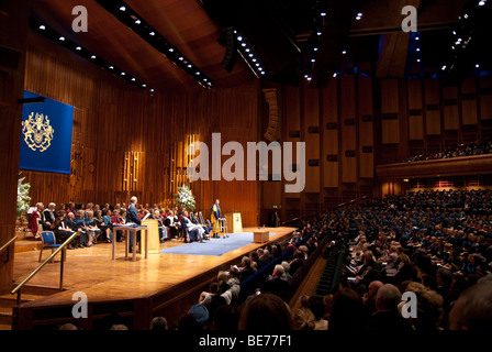 Octroi de diplôme honorifique de docteur de l'Université ouverte à M. Frank Gardner OBE au Barbican Centre London 18 septembre 2009 Banque D'Images