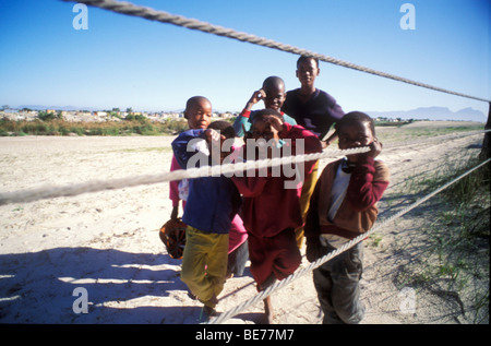 Les enfants dans le township de Khayelitsha, près du Cap, Afrique du Sud. Banque D'Images