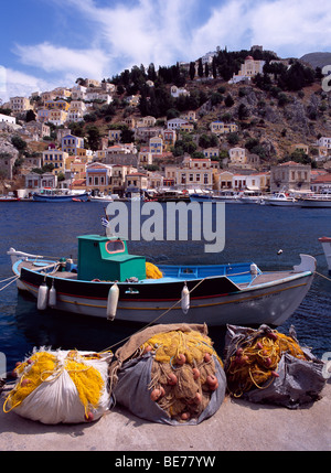 Bateau de pêche et filets à Symi, Grèce Banque D'Images
