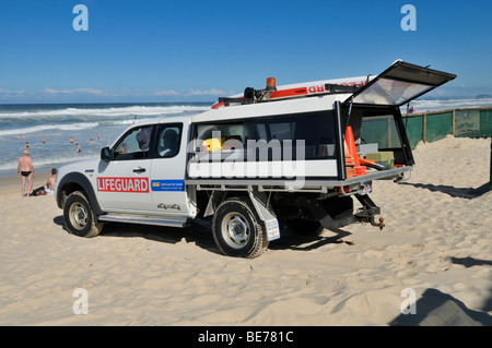Lifeguard véhicule sur la plage de Surfers Paradise, Gold Coast, Queensland, Australie Banque D'Images