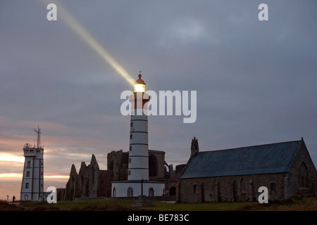 Saint Mathieu phare allumé, Abbey ruins et église, Bretagne, Finistère, France Banque D'Images