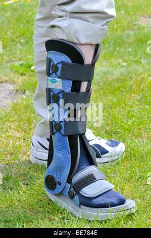 Homme avec une attelle jambière après une rupture du tendon d'Achille Banque D'Images