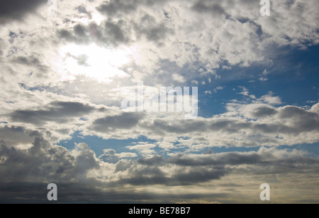 Blue cloudy sky, avec du soleil derrière les nuages Banque D'Images