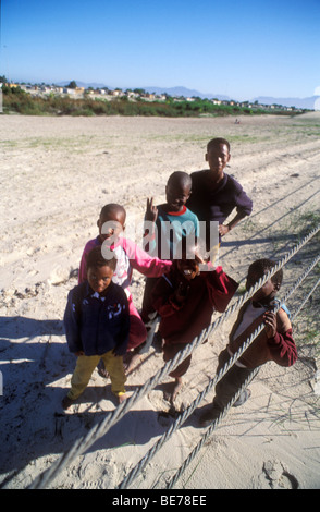 Les enfants dans le township de Khayelitsha, près du Cap, Afrique du Sud. Banque D'Images