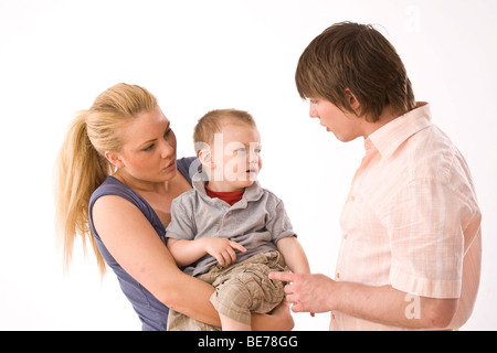 Jeune couple avec un enfant qui pleure Banque D'Images