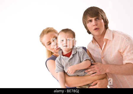 Jeune couple avec un jeune enfant de pleurnicherie Banque D'Images