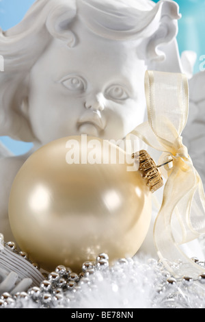 Boule de Noël, Pearl, ange blanc dans le dos Banque D'Images