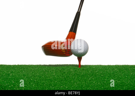 Golf Club et la balle sur le gazon synthétique Banque D'Images