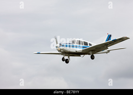 Piper PA-28-161 Cherokee Warrior II G-BODD en approche finale à la terre à l'Aérodrome de Sandtoft Banque D'Images