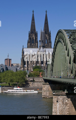 La cathédrale de Cologne, en face de l'Hohenzollern pont du Rhin et un navire, Willi Ostermann à partir de la ligne de KD, Cologne, Rhénanie-n Banque D'Images