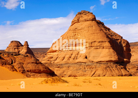 Le sable du désert et la formation de la roche en forme de cône en grès dans l'Acacus mountains, Libye Banque D'Images