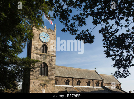 Royaume-uni, Angleterre, dans le Yorkshire, Haworth, Église Paroissiale, tour de l'horloge avec St George's flag flying Banque D'Images